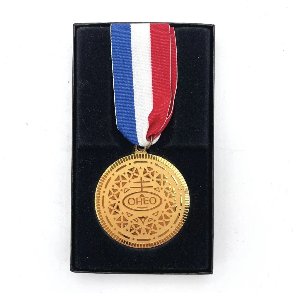 VTG 1988 Oreo Triathlon Medal 18K Gold Plated Presentation Box Twist Lick Dunk
